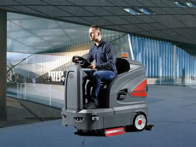 GM160. Lavadora mediana a baterías de operador caminando