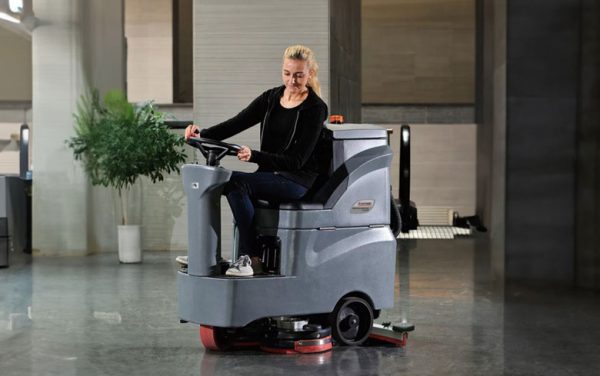 GM Mini. Lavadora mediana a baterías de operador sentado